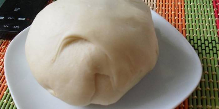 Klasyczne ciasto choux na talerzu