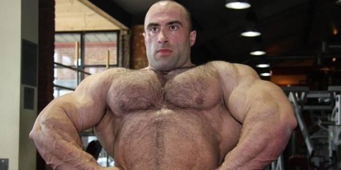 Hombre en el gimnasio