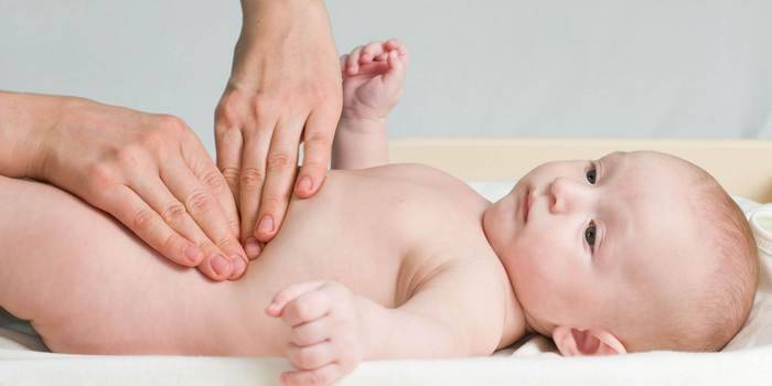 Infantil masajear la barriga