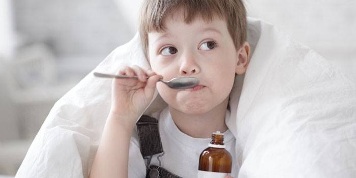 Niño toma jarabe