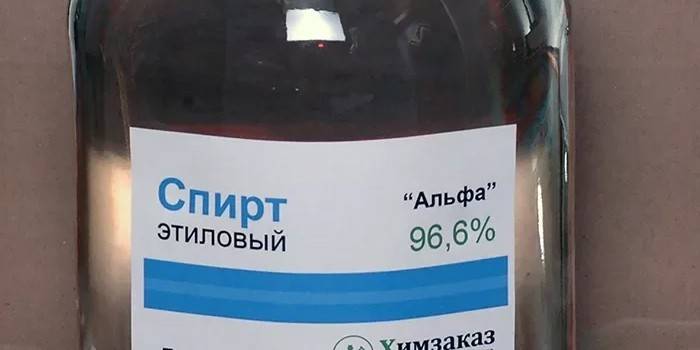 Alkohol etylowy w szklanej butelce