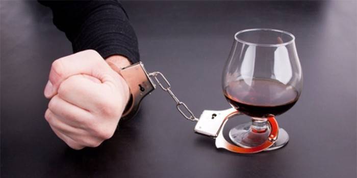 Homem algemado a um copo de vinho