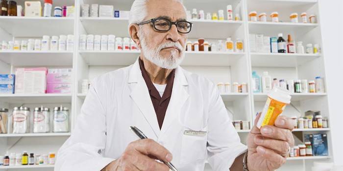 Farmacêutico segurando uma droga