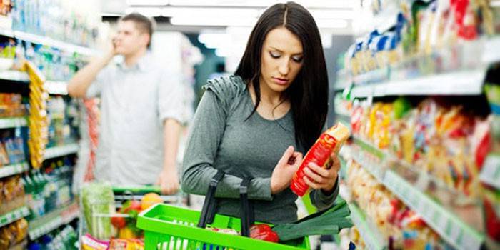 Menina no supermercado