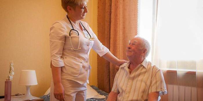 Médico e paciente em uma enfermaria de hospital