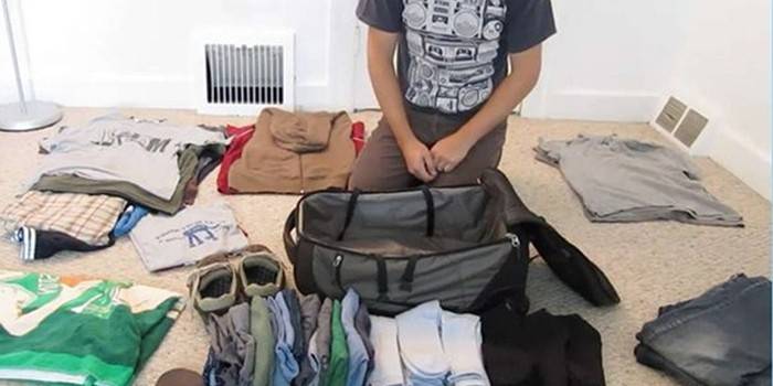 Um homem preparou as coisas para uma viagem