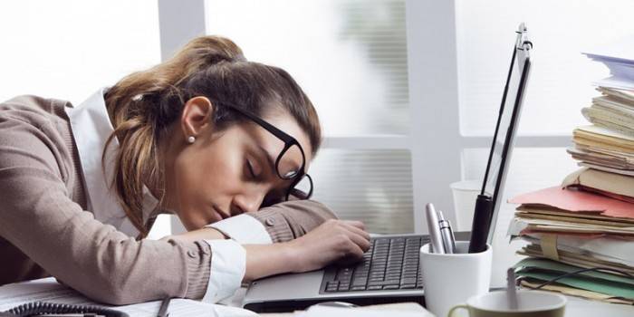 Garota dorme no local de trabalho.
