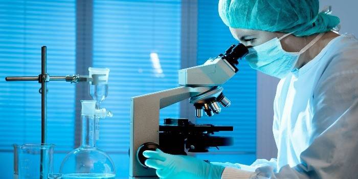 Técnico de laboratorio con un microscopio
