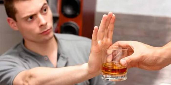 Človek odmieta alkohol