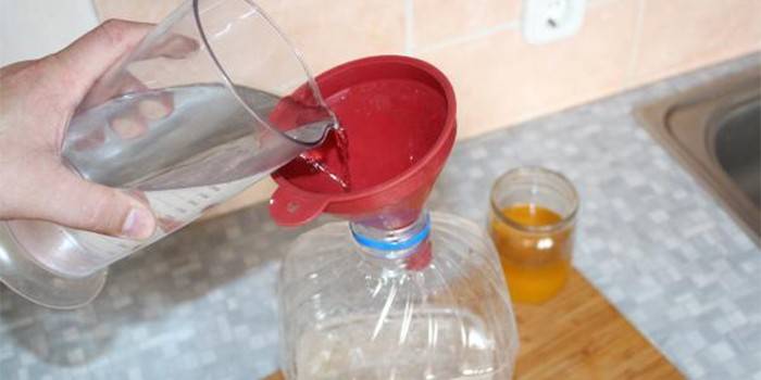 Proces mieszania alkoholu z wodą