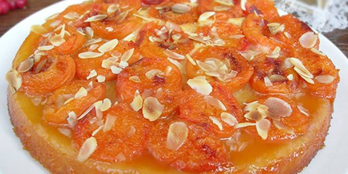 Pastel con mermelada de albaricoque y almendras