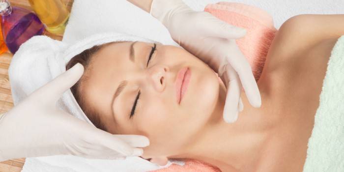Massagem facial para menina