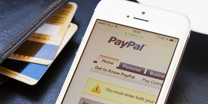 Otvorený telefón a peňaženka PayPal