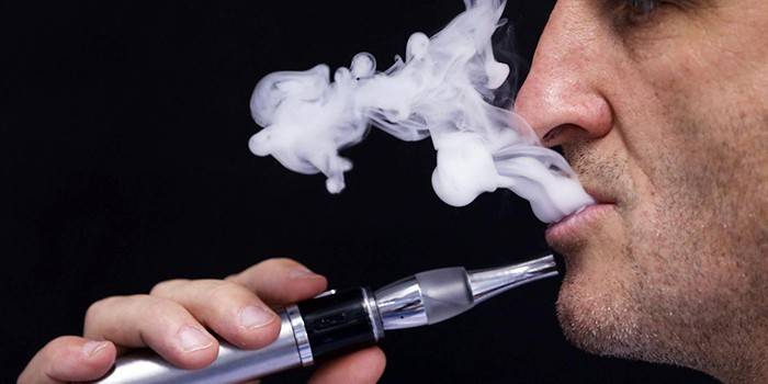 Muž fajčí elektronickú cigaretu