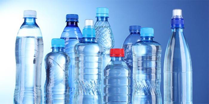 Woda w plastikowych butelkach