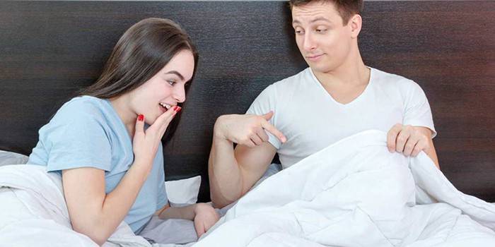 Chico y chica en cama