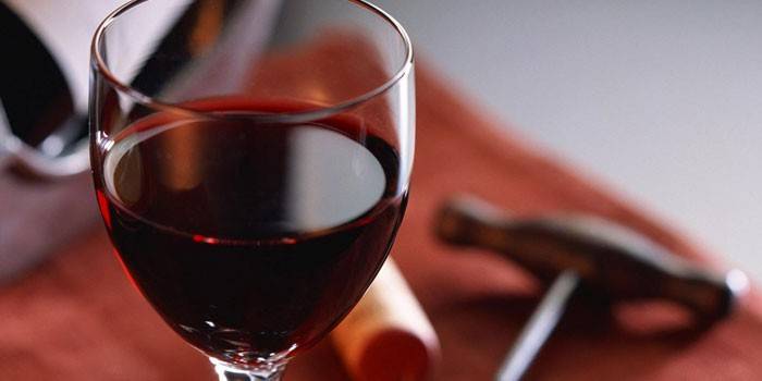 Copa de vino tinto y sacacorchos