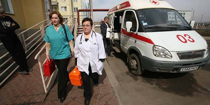 Médicos e ambulância