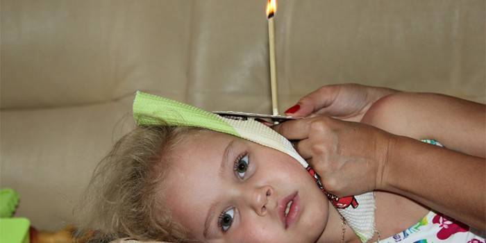 La niña tiene una vela de oreja