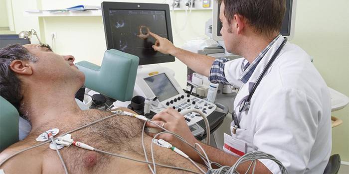 Um homem está sendo diagnosticado com um coração