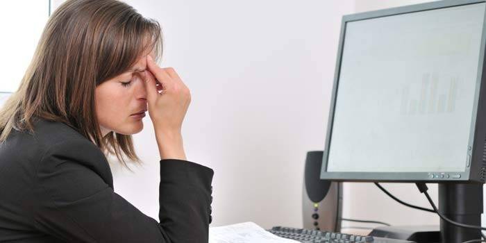 La chica de la computadora se aferra al puente de su nariz