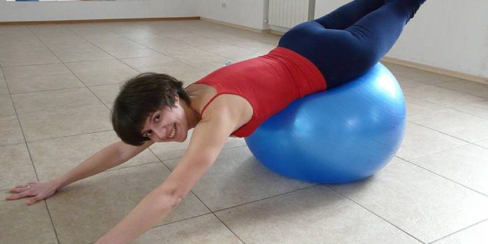 Dziewczyna leży na fitball