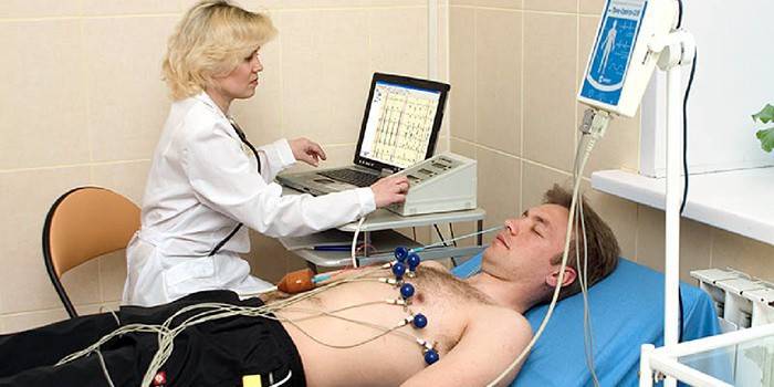 Mężczyzna jest elektrokardiogramem