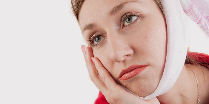 La mujer tiene dolor de muelas