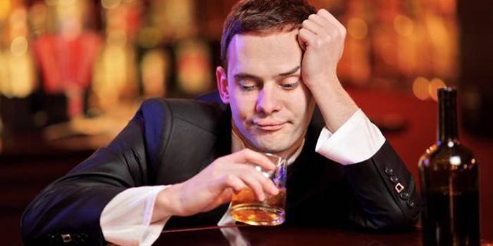 Homem, com, um, vidro álcool