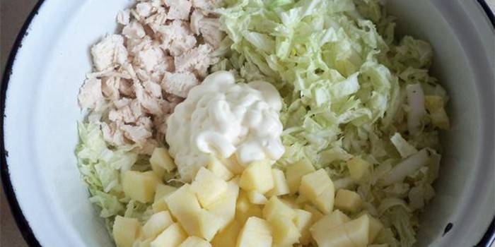 Ingredientes y mayonesa en un bol