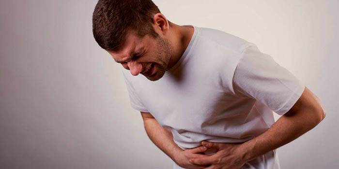 O homem tem dor abdominal