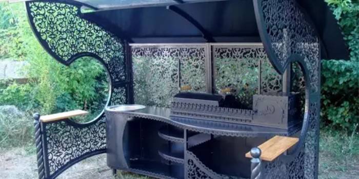 Grelhador de metal complexo com um telhado