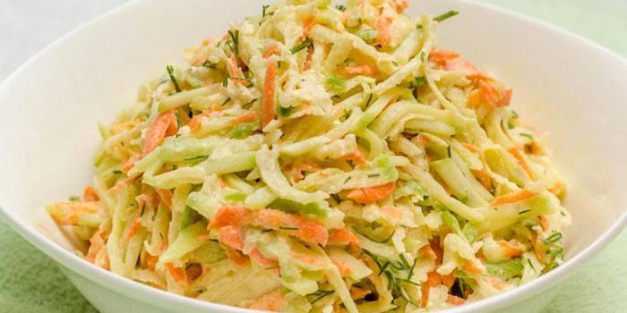 Ensalada de vegetales y vitaminas en un plato