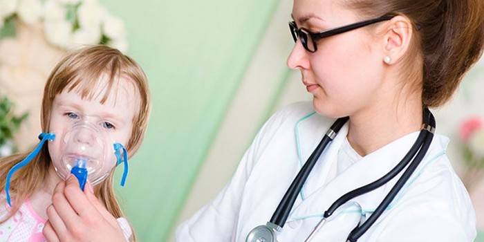 Médico realiza uma inalação infantil