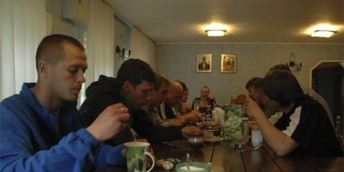 Mężczyźni piją herbatę w refektarzu