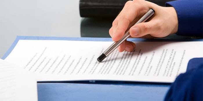 Un hombre estudia documentos