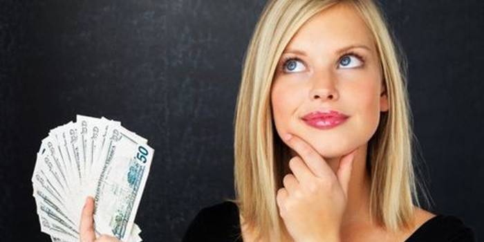Chica con billetes de un dólar en la mano