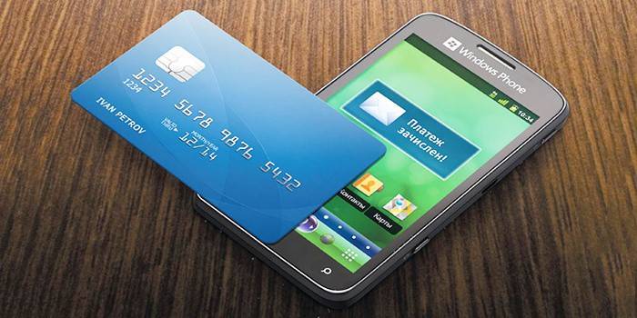 Tarjeta bancaria y teléfono inteligente