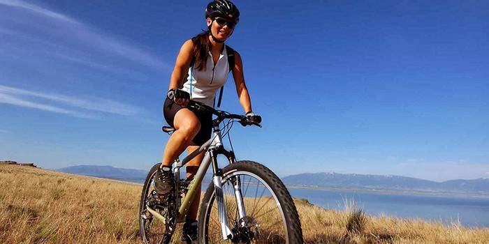 Dievča jazdí na bicykli