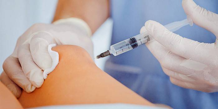 Medic faz uma injeção intra-articular da droga