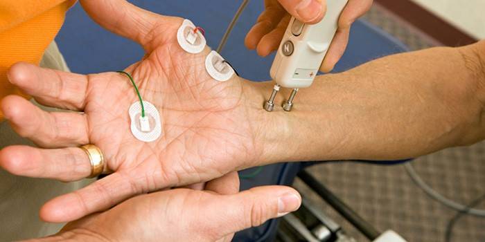 Muž sa podrobuje elektromyografickému postupu