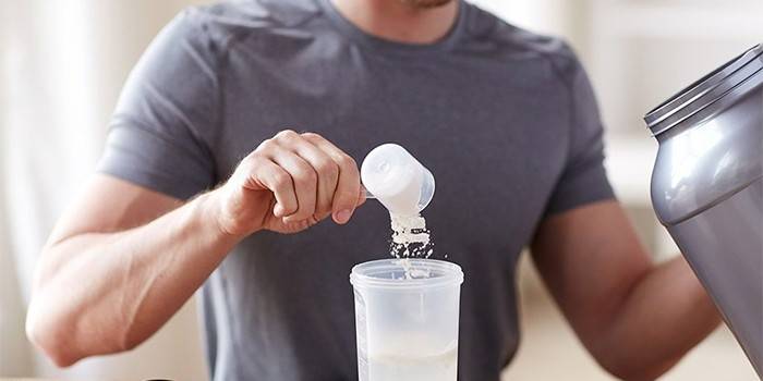 El hombre hace un batido de proteínas