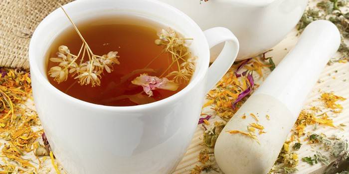 Caldo de ervas e ervas
