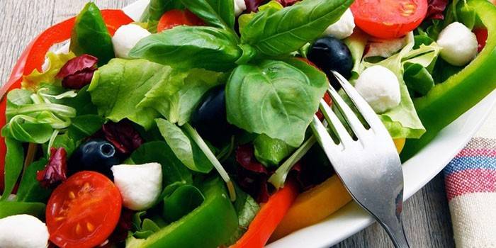 Ensalada de verduras y tenedor