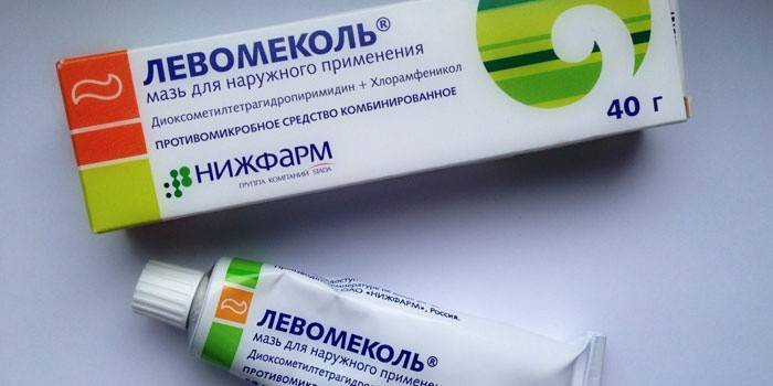 Ungüento de levomekol en el paquete