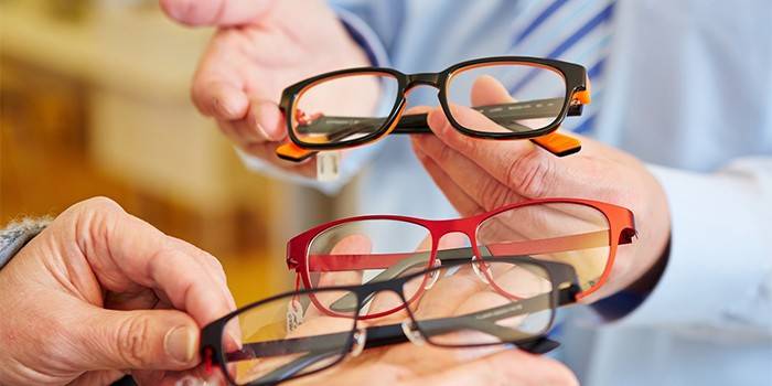 El hombre elige gafas