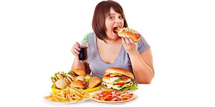 Mulher com copos de refrigerante e junk food