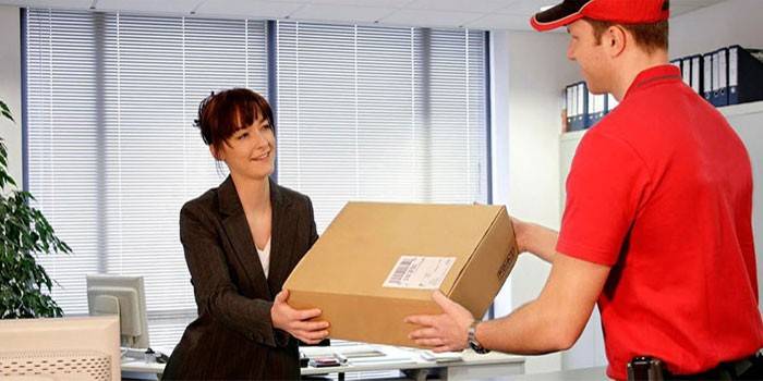 Courier entrega o pacote
