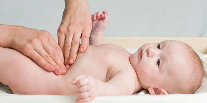 O bebê é barriga palpada