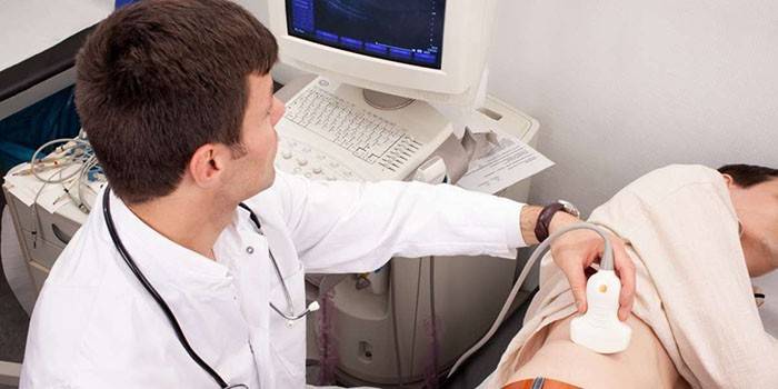 O médico realiza um exame ultrassonográfico do rim do paciente